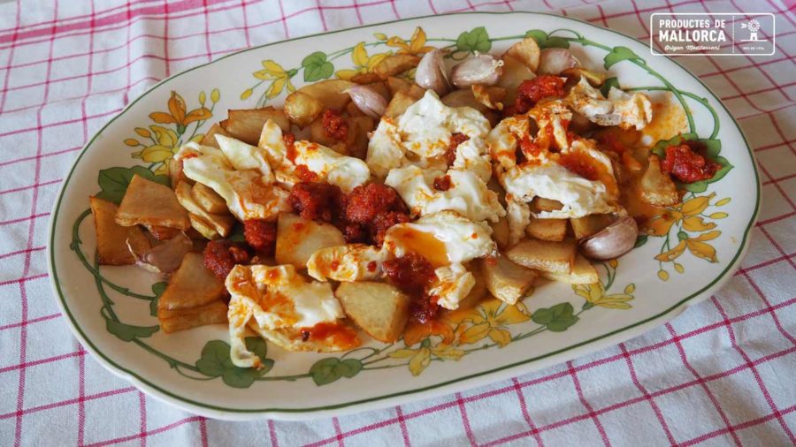 huevos rotos con sobrasada